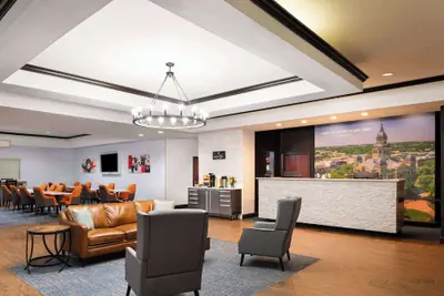 Photo 4 - La Quinta Inn & Suites by Wyndham Denton - University Drive