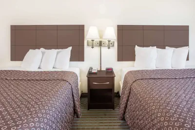 Photo 5 - Super 8 by Wyndham Cedar Falls IA - University