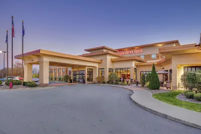 Photo 2 - Hilton Garden Inn Milwaukee Airport