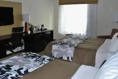 Photo 4 - Express Inn & Suites