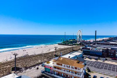 Photo 2 - Boardwalk Hotel Charlee & Beach House Rentals