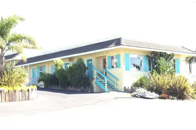 Photo 3 - Beach Bungalow Inn and Suites