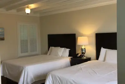Photo 4 - Beach Bungalow Inn and Suites