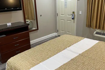 Photo 5 - Travelodge by Wyndham Brea