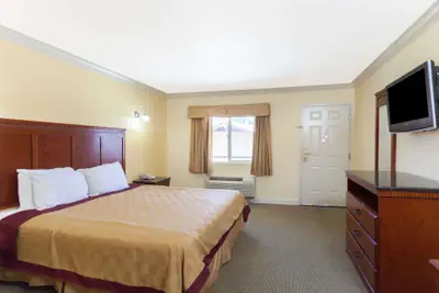 Photo 4 - Travelodge by Wyndham Brea