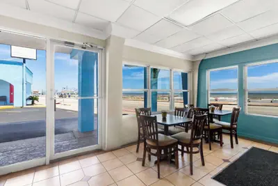 Photo 3 - Econo Lodge Galveston Seawall