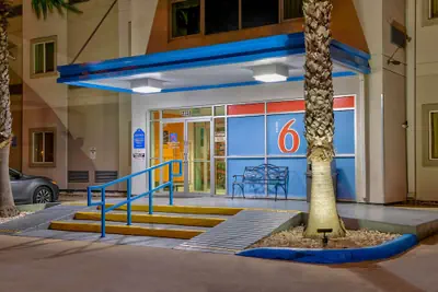 Photo 2 - Motel 6 Eagle Pass, TX - Lakeside