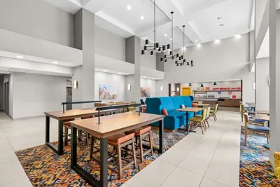 Photo 3 - Hampton Inn & Suites Peru