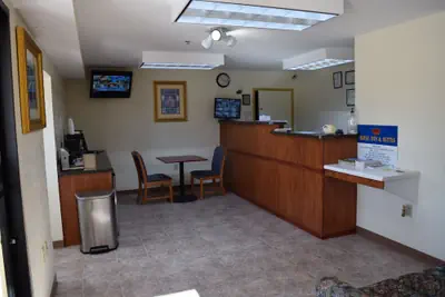 Photo 3 - Royal Inn Douglasville