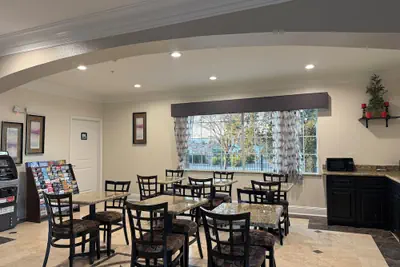 Photo 4 - Crystal Inn - Garth Rd