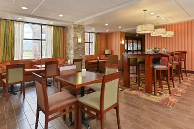 Photo 3 - Hampton Inn Muscatine