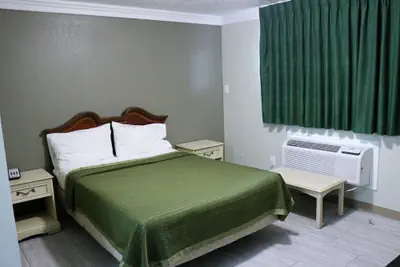 Photo 4 - Deluxe Inn Motel