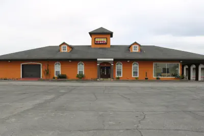 Photo 2 - Deluxe Inn Motel