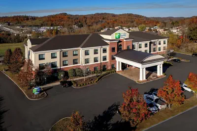 Photo 2 - Holiday Inn Express and Suites Fairmont by IHG