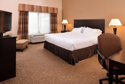 Photo 5 - Holiday Inn Express and Suites Fairmont by IHG