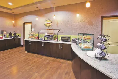 Photo 2 - La Quinta Inn & Suites by Wyndham Hinesville - Fort Stewart