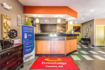 Photo 3 - Econo Lodge Topeka at Wanamaker