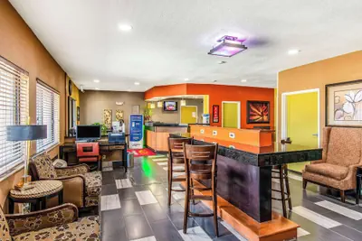 Photo 4 - Econo Lodge Topeka at Wanamaker
