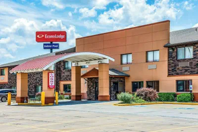 Photo 2 - Econo Lodge Topeka at Wanamaker