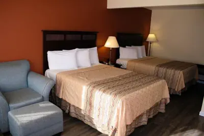 Photo 2 - Valley Oaks Inn Woodland