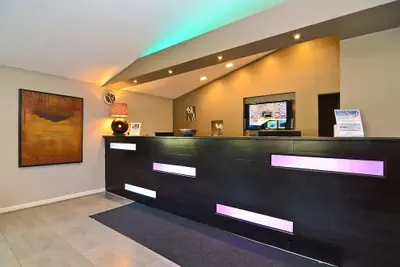 Photo 2 - Lexington Inn & Suites NW Chicago Elgin