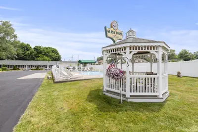 Photo 2 - Glass House Inn Erie Near I-90 & I-79