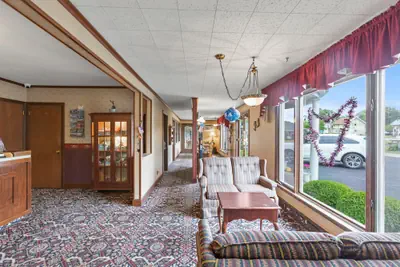 Photo 4 - Glass House Inn Erie Near I-90 & I-79