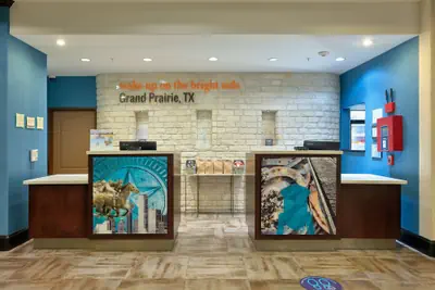 Photo 2 - La Quinta Inn & Suites by Wyndham Dallas Grand Prairie South