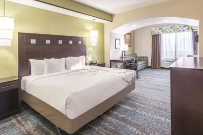 Photo 5 - La Quinta Inn & Suites by Wyndham Dallas Grand Prairie South