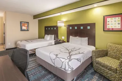 Photo 4 - La Quinta Inn & Suites by Wyndham Dallas Grand Prairie South