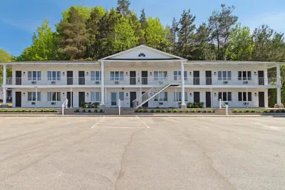 Photo 2 - Bay Inn of Petoskey