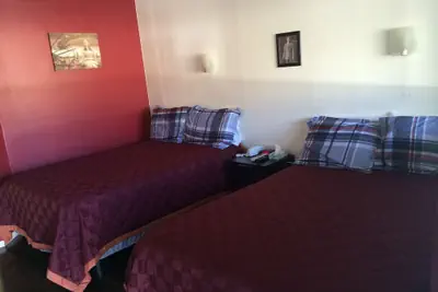 Photo 4 - Highlander Motel