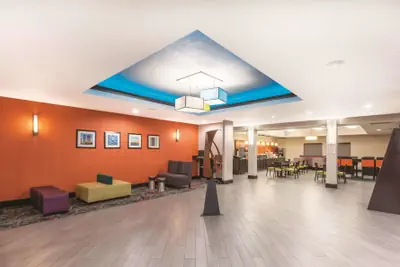 Photo 5 - La Quinta Inn & Suites by Wyndham Houston Bush Intl Airpt E