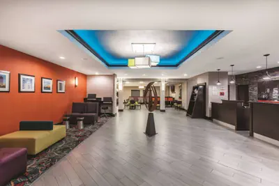 Photo 3 - La Quinta Inn & Suites by Wyndham Houston Bush Intl Airpt E