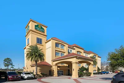 Photo 2 - La Quinta Inn & Suites by Wyndham Houston Bush Intl Airpt E