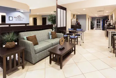 Photo 2 - Microtel Inn & Suites by Wyndham Spring Hill/Weeki Wachee