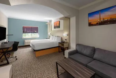Photo 2 - Baymont by Wyndham Texas City