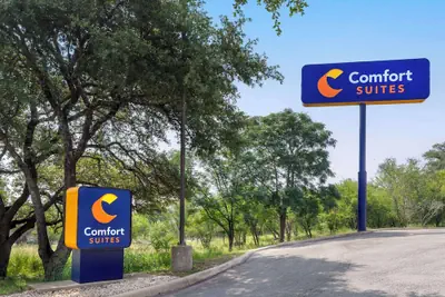 Photo 2 - Comfort Suites Medical Center near Six Flags