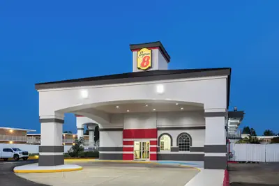 Photo 2 - Super 8 by Wyndham Baton Rouge/I-10