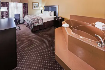 Photo 5 - La Quinta Inn & Suites by Wyndham Alvin