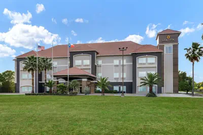 Photo 2 - La Quinta Inn & Suites by Wyndham Alvin