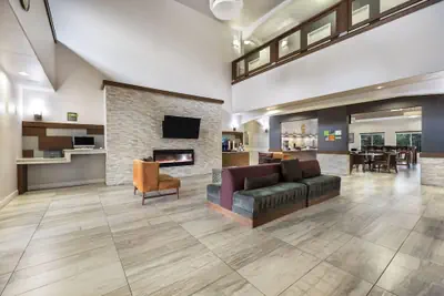 Photo 4 - La Quinta Inn & Suites by Wyndham Alvin
