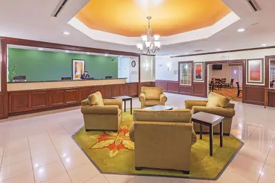 Photo 4 - La Quinta Inn & Suites by Wyndham Columbus TX