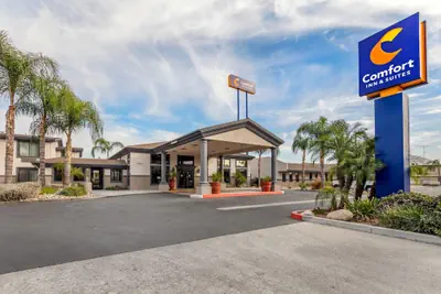 Photo 2 - Comfort Inn & Suites San Bernardino