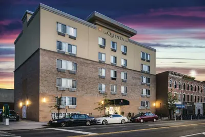 Photo 2 - La Quinta Inn & Suites by Wyndham Brooklyn Downtown