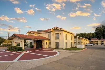 Photo 2 - Baymont by Wyndham Nacogdoches Near University
