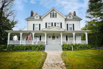 Photo 2 - Love Lane Bed & Breakfast
