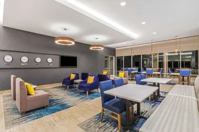 Photo 3 - La Quinta Inn & Suites by Wyndham Kansas City Beacon Hill