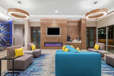 Photo 4 - La Quinta Inn & Suites by Wyndham Kansas City Beacon Hill