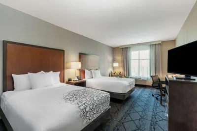 Photo 2 - La Quinta Inn & Suites by Wyndham Kansas City Beacon Hill